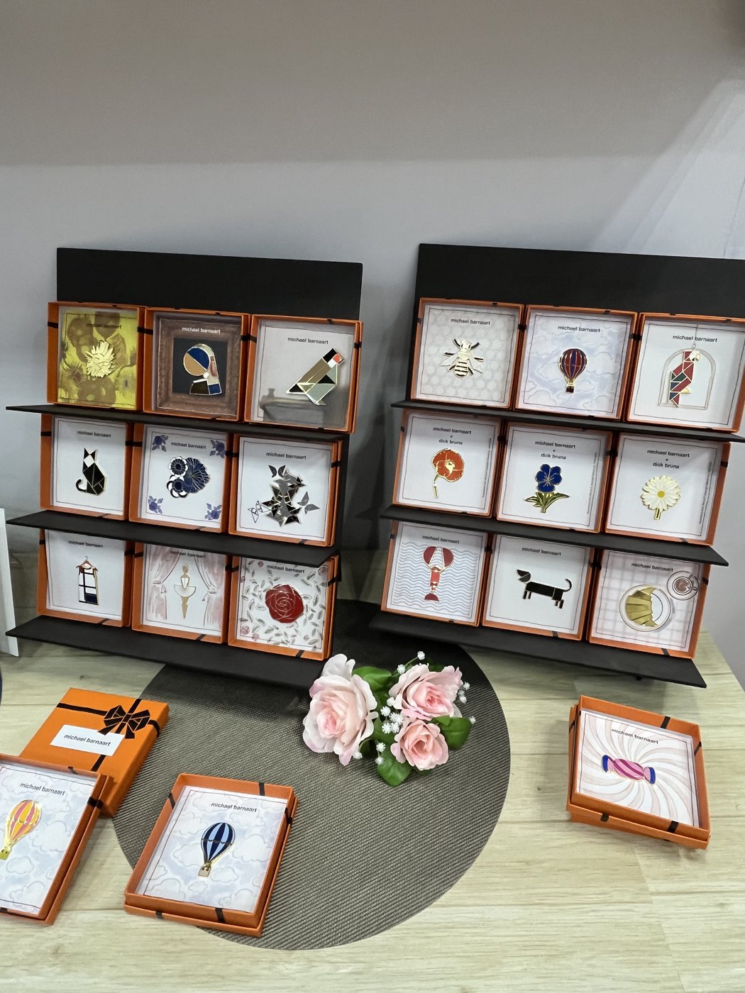 Michael Barnaart のブローチ展示
